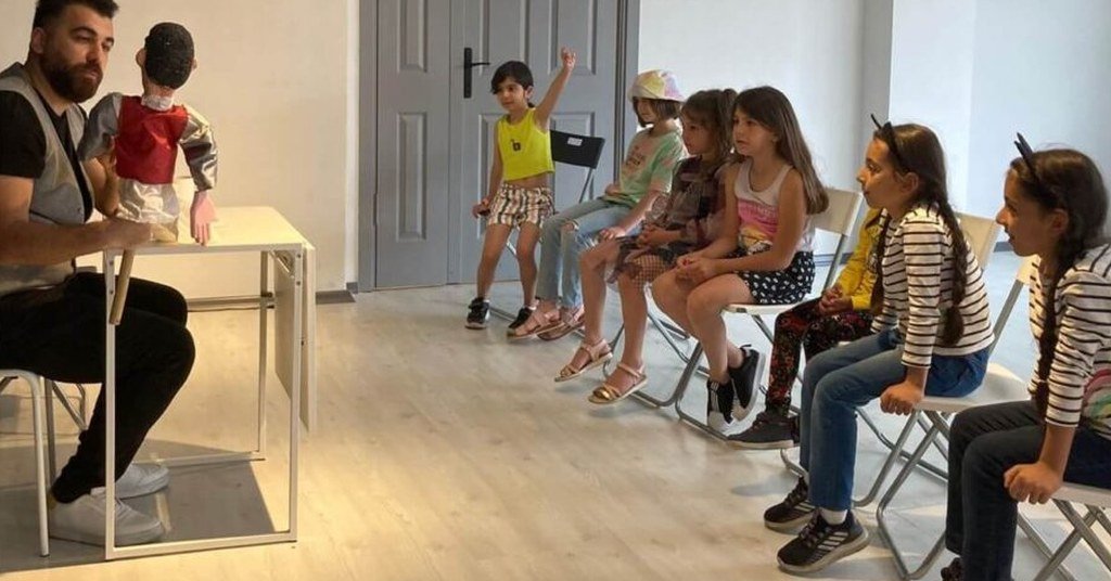 Çocuklar ve Gençler Neden İçine Kapanık ve Özgüven Eksikliği Yaşıyor